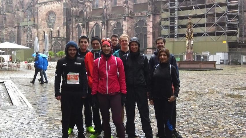Gute Stimmung trotz Regenwetter: unsere Marathonis vor dem Freiburger Münster